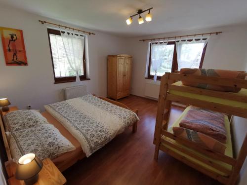 1 dormitorio con 2 camas y 1 litera en Apartmány Rajecká Dolina, en Rajecké Teplice
