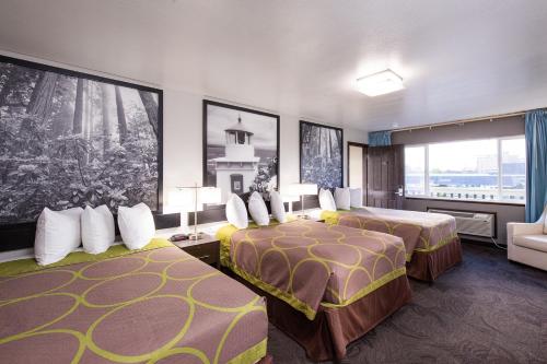 una camera d'albergo con due letti e una finestra di Super 8 by Wyndham Eureka a Eureka