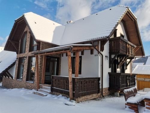 Apartmánový dom Vila Maroš om vinteren