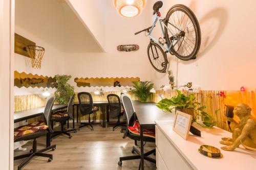 a bike hanging on the wall of a salon at Social - Coliving & Coworking - Madrid in Madrid