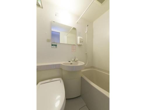 y baño con aseo, lavabo y bañera. en R&B HOTEL HIGASHI NIHONBASHI - Vacation STAY 40472v, en Tokio
