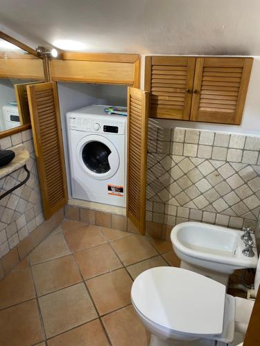 a bathroom with a washing machine and a toilet at Frascati Roof 2 in Frascati