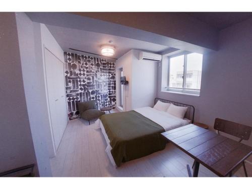 東京的住宿－AOCA Kaminoge - Vacation STAY 11982，一间卧室配有一张床和一张桌子