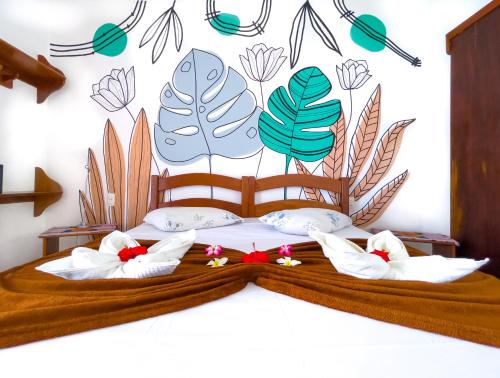 a bedroom with a bed with a painting on the wall at Cumbuco Kite in Paradise e Hospedaria in Cumbuco