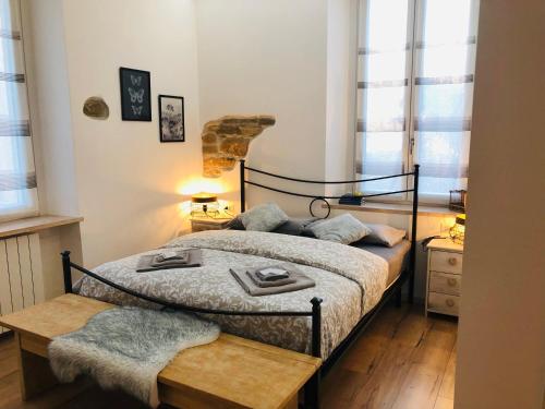 um quarto com uma cama grande num quarto em Rial Maison em Bérgamo