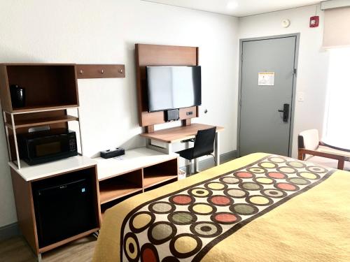 Super 8 by Wyndham Fort Braggにあるキッチンまたは簡易キッチン