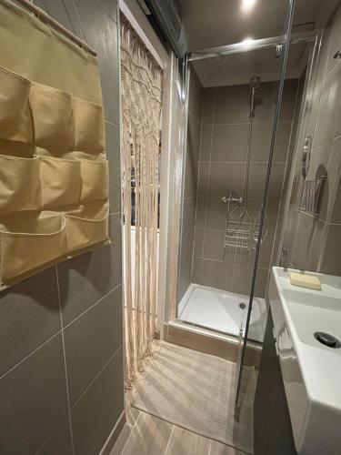 Salle de bains dans l'établissement Pépite au centre de cannes