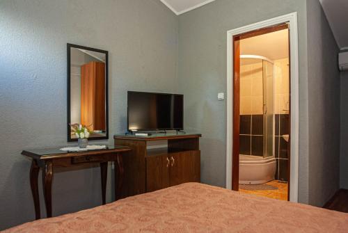 Ein Bett oder Betten in einem Zimmer der Unterkunft Jelen salaš