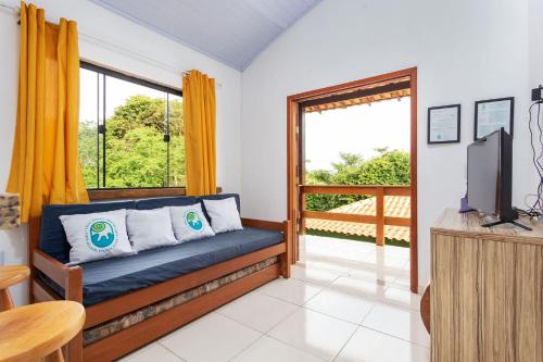 ブジオスにあるArpoador Apts Praia & Piscina - Buzios Rentalsのソファとテレビのあるリビングルーム