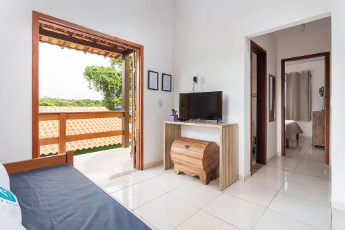 Arpoador Apts Praia & Piscina - Buzios Rentalsにあるテレビまたはエンターテインメントセンター