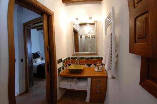 łazienka z umywalką i lustrem w obiekcie Casa rural La Rabá Terraza con increíbles vistas w mieście Sanlúcar de Guadiana