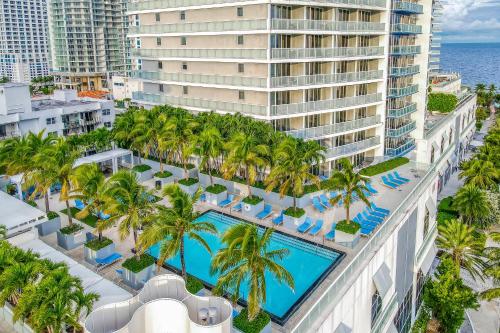 Uitzicht op het zwembad bij The Residency at Fort Lauderdale of in de buurt