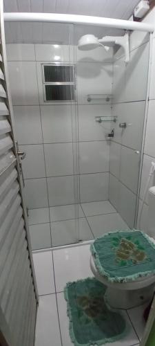 y baño con aseo y ducha acristalada. en Casa Friozinho da serra en Guaramiranga