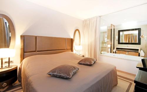 - une chambre avec un grand lit et 2 oreillers dans l'établissement Hotel Grosuplje, à Grosuplje