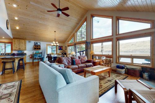 Lake House – Photos 2