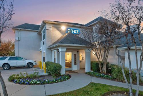 a office building with a car parked in front at Studio 6-North Richland Hills, TX - Fort Worth in North Richland Hills