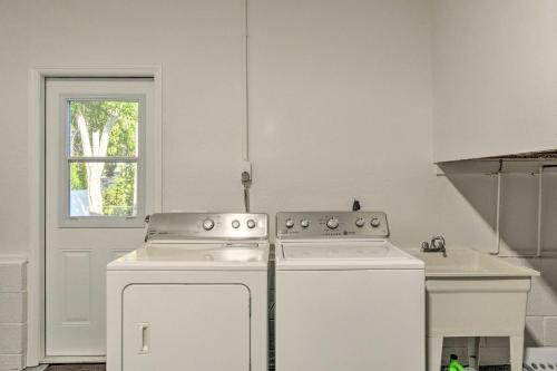 Nhà bếp/bếp nhỏ tại Bayfront Paradise with Heated Pool and Balcony!