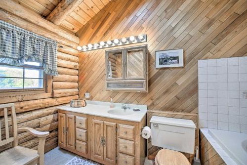 Koupelna v ubytování Pet-Friendly New York Cabin with Hot Tub and Game Room