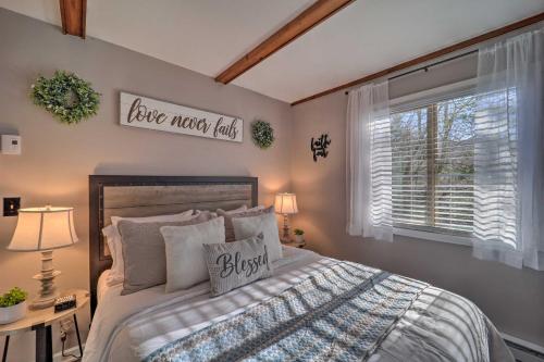 מיטה או מיטות בחדר ב-Charming Mountain Townhome with Deck, Fireplace