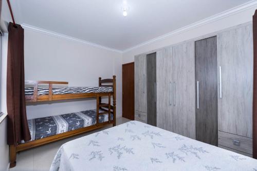 Ένα ή περισσότερα κρεβάτια σε δωμάτιο στο Casa à 80m da praia