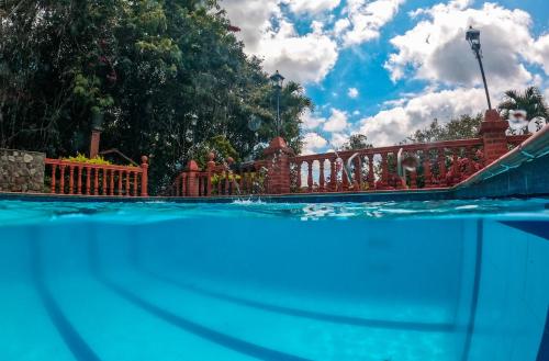 Hermosa Finca "Rancho 4Js"の敷地内または近くにあるプール