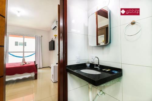 ein Bad mit einem schwarzen Waschbecken im Zimmer in der Unterkunft Hotel Vila das Dunas Cumbuco in Cumbuco