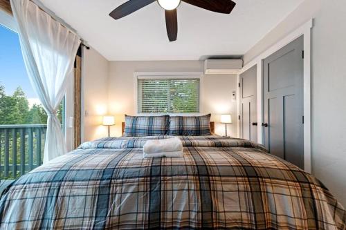 a bedroom with a bed and a ceiling fan at Starfall in Yosemite West