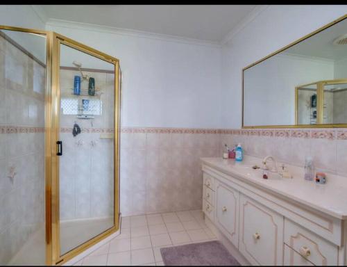 Ένα μπάνιο στο Peaceful FarmHouse stay next to Bacchus Marsh Town