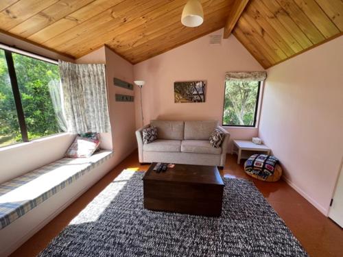 Χώρος καθιστικού στο Tui's Grove - Onemana Holiday Home