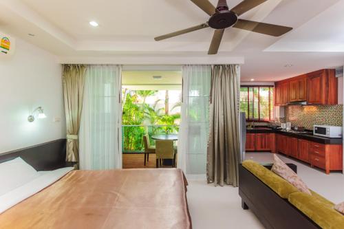 1 dormitorio con 1 cama y ventilador de techo en Davina Beach Homes, en Panwa Beach