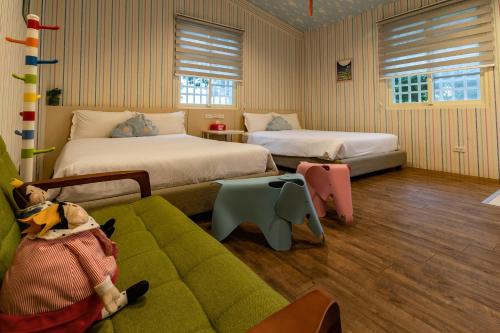 ein Wohnzimmer mit 2 Betten und einem Sofa in der Unterkunft Yesday B&B in Dongshan
