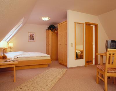 Un pat sau paturi într-o cameră la Landhotel Keils Gut