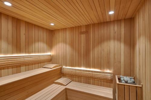 una sauna con paneles de madera y 2 bancos. en Monaco Residences Piantini, en Santo Domingo