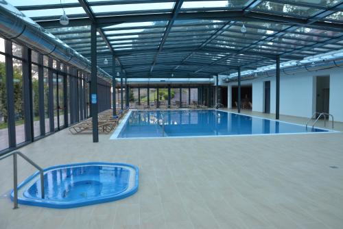 una gran piscina con bañera azul en un edificio en BIO Hotel - Hotel Quinta da Serra, en Estreito de Câmara de Lobos