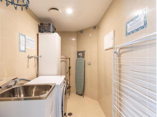 baño pequeño con fregadero y nevera en Dolphin Cove 8, 2-6 Government Rd - Air conditioning, Wi-Fi, lift, secure parking and close to town, en Nelson Bay
