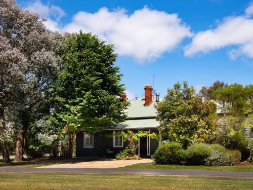 a house with a green roof and trees at The Elm Tree in Daylesford
