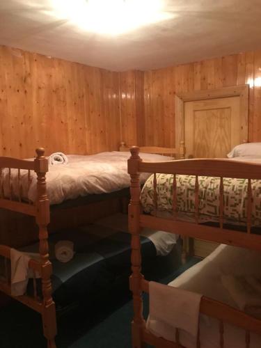 1 Schlafzimmer mit 2 Etagenbetten in einer Hütte in der Unterkunft PIORNOS CON VISTAS in Sierra Nevada