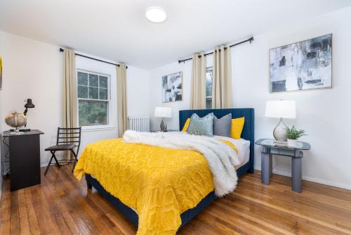 Ένα ή περισσότερα κρεβάτια σε δωμάτιο στο Lovely Ranch House in Windsor, 10 mins to Hartford Connecticut