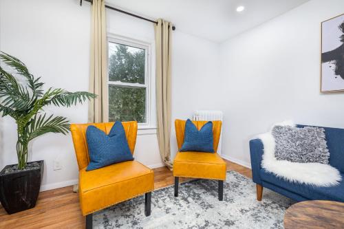 Χώρος καθιστικού στο Lovely Ranch House in Windsor, 10 mins to Hartford Connecticut