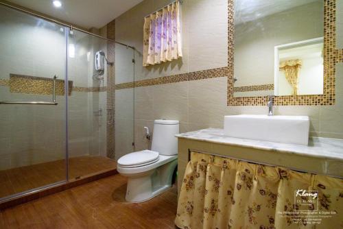 La salle de bains est pourvue de toilettes, d'une douche et d'un lavabo. dans l'établissement Ponly Pool Villa Huahin 4 Bedroom With BBQ Facilities & Karaoke For 8-20 Pax, à Hua Hin