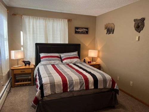 1 dormitorio con 1 cama con 2 mesitas de noche y 2 lámparas en Close to Duluth! Centrally Located-Lake Superior Minutes Away! en Superior