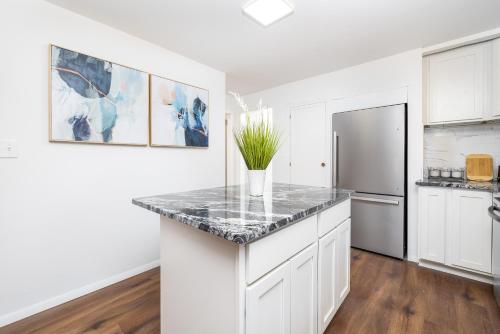 Η κουζίνα ή μικρή κουζίνα στο Lovely Ranch House in Windsor, 10 mins to Hartford Connecticut