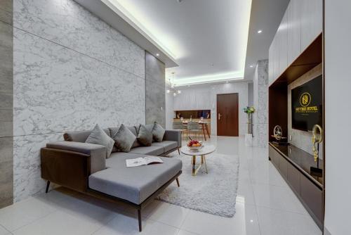 una sala de estar con un sofá y una mesa en Sky Tree Hotel by New World Hospitality, en Phnom Penh