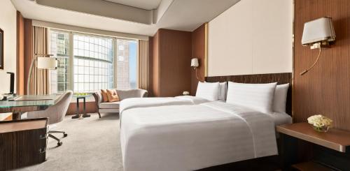 Кровать или кровати в номере Shangri-La Far Eastern, Taipei