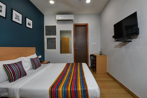 Cama o camas de una habitación en Hotel Silver Saffron Near Paschim Vihar Metro Station