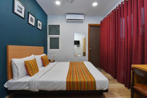 En eller flere senge i et værelse på Hotel Silver Saffron Near Paschim Vihar Metro Station