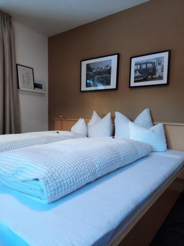 パーテネンにあるValbella Bed & Breakfastの大型ベッド(白いシーツ、枕付)