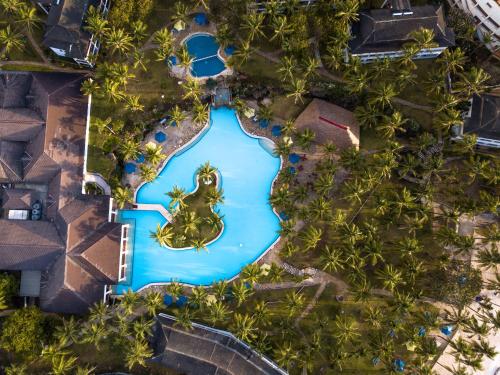 una vista aérea de una piscina en un complejo en PrideInn Flamingo Beach Resort & Spa Mombasa, en Mombasa