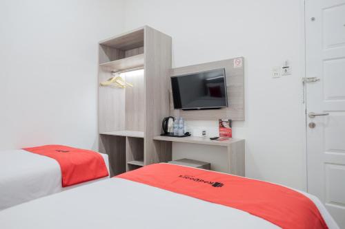 Postel nebo postele na pokoji v ubytování RedDoorz Plus @ Jalan Juanda Medan