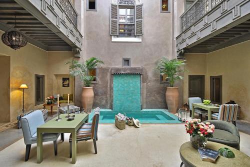 un soggiorno con piscina in un edificio di Riad Dar One a Marrakech